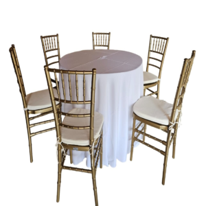 Conjunto de mesa redonda com 1,10 m de diâmetro e 6 cadeiras tiffanys douradas.