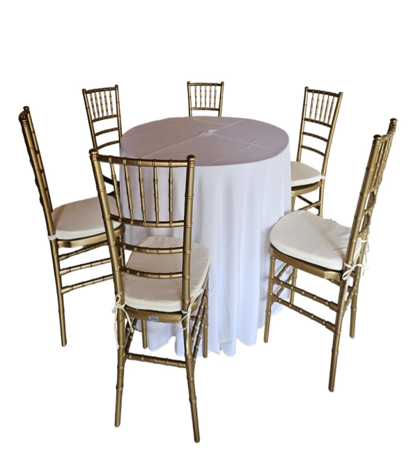 Conjunto de mesa redonda com 1,10 m de diâmetro e 6 cadeiras tiffanys douradas.