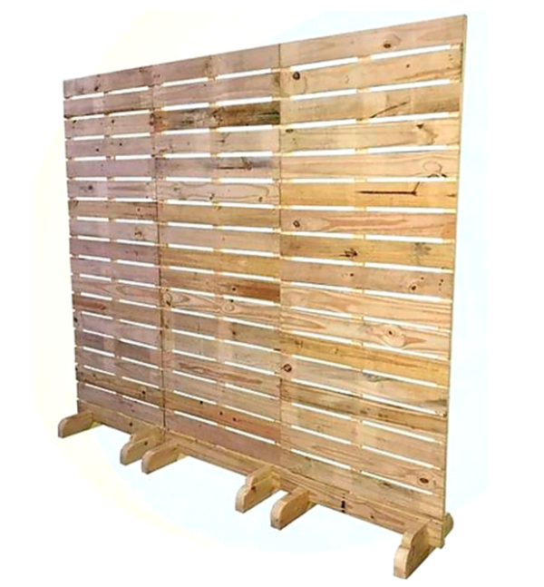Pallet em madeira. 3 módulos na medida de 2 X 1 m cada um.
