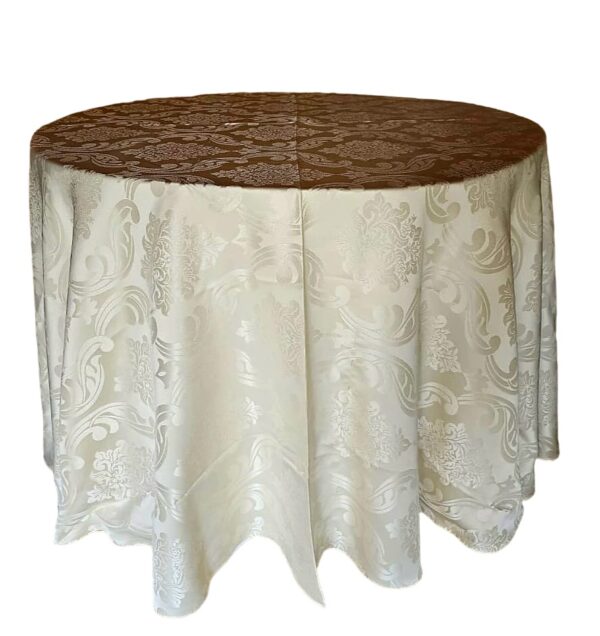 Toalha em Jacquard marfim redonda 2,60 cm de diâmetro.